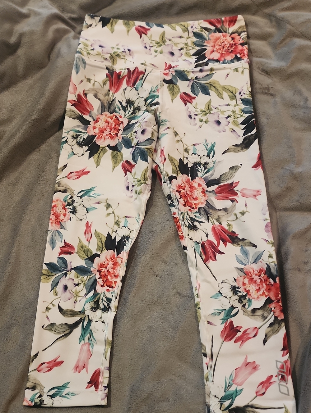 Lorna Jane Flowers Capri  Tights/Leggings Small EUC